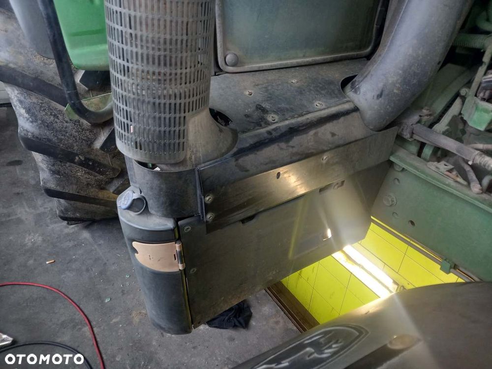 Wspornik tłumika John Deere 6125M - 2