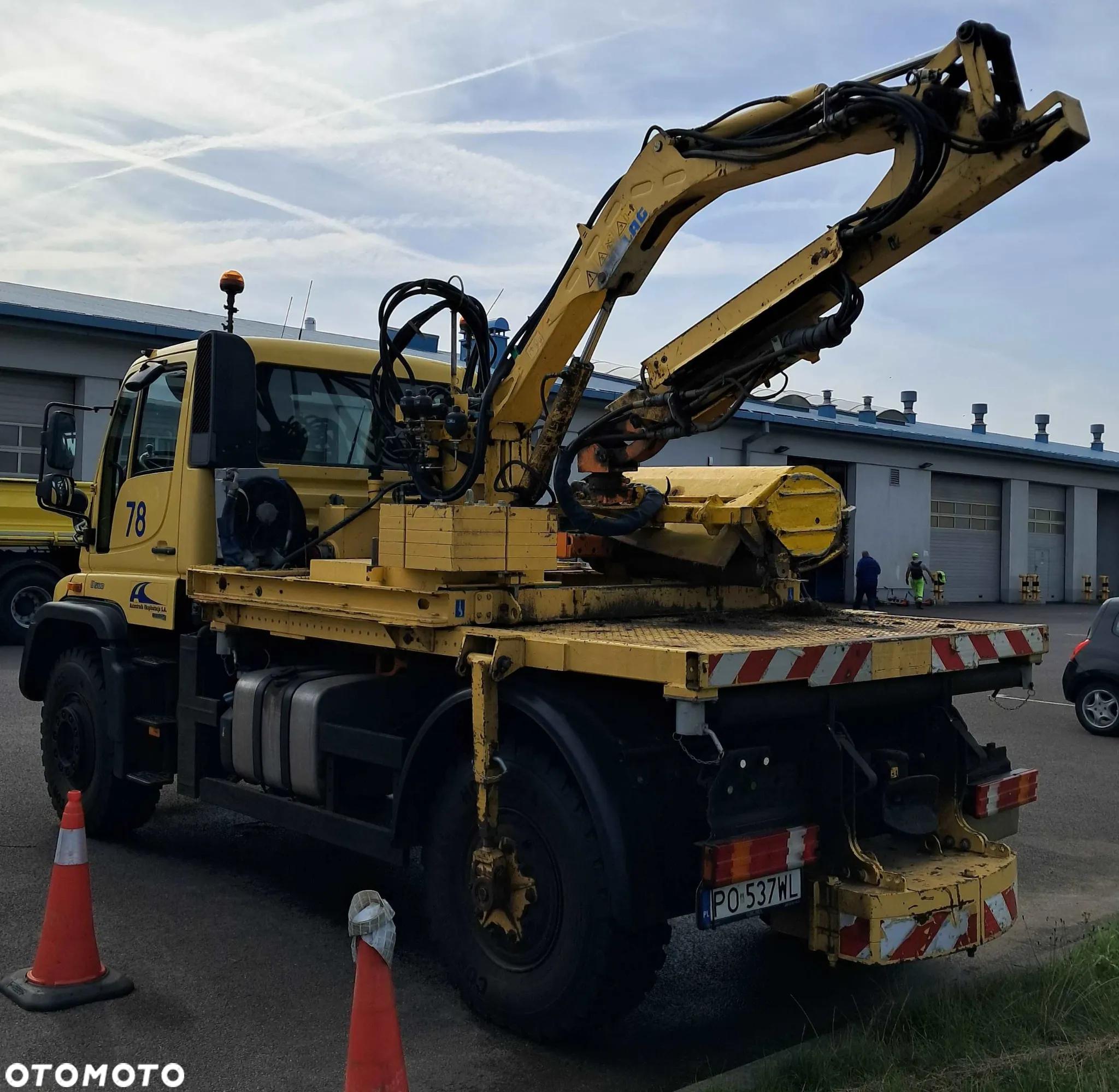 Mercedes-Benz UNIMOG - 4