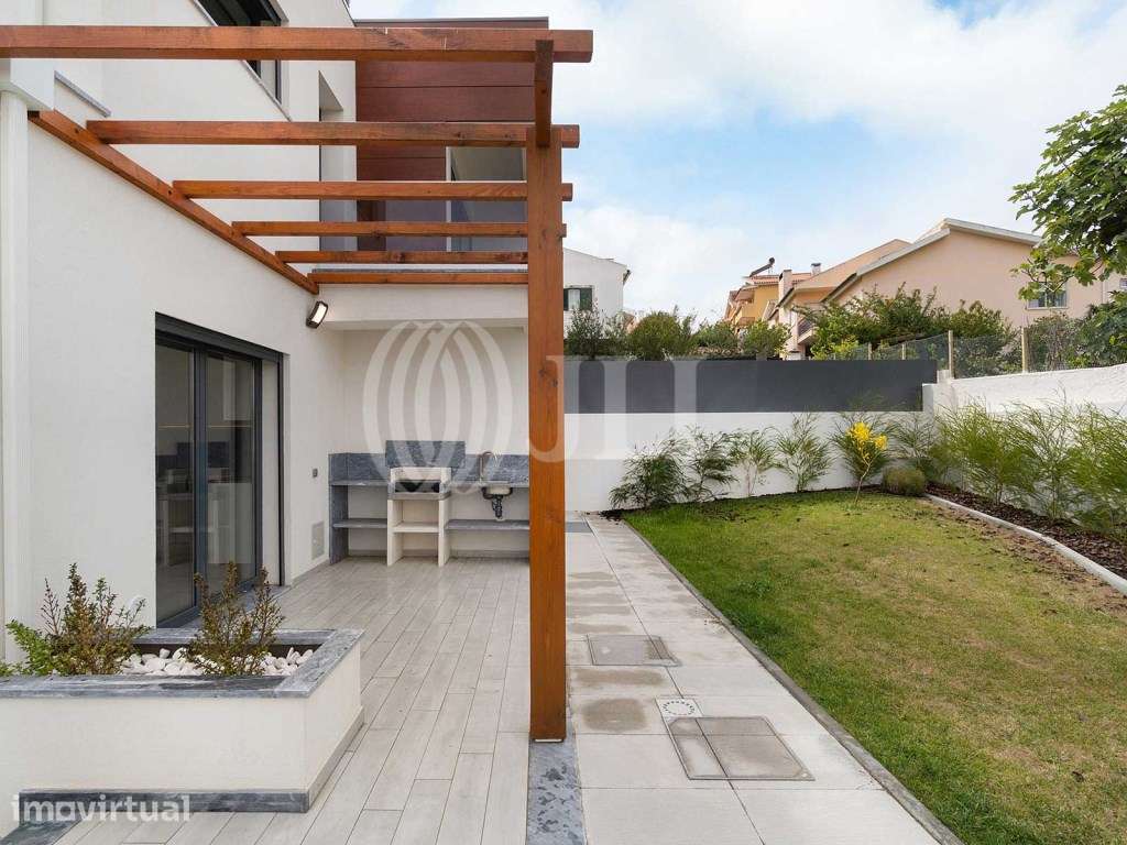 Moradia T3+1 contemporânea em Atibá, Estoril - Grande imagem: 3/24