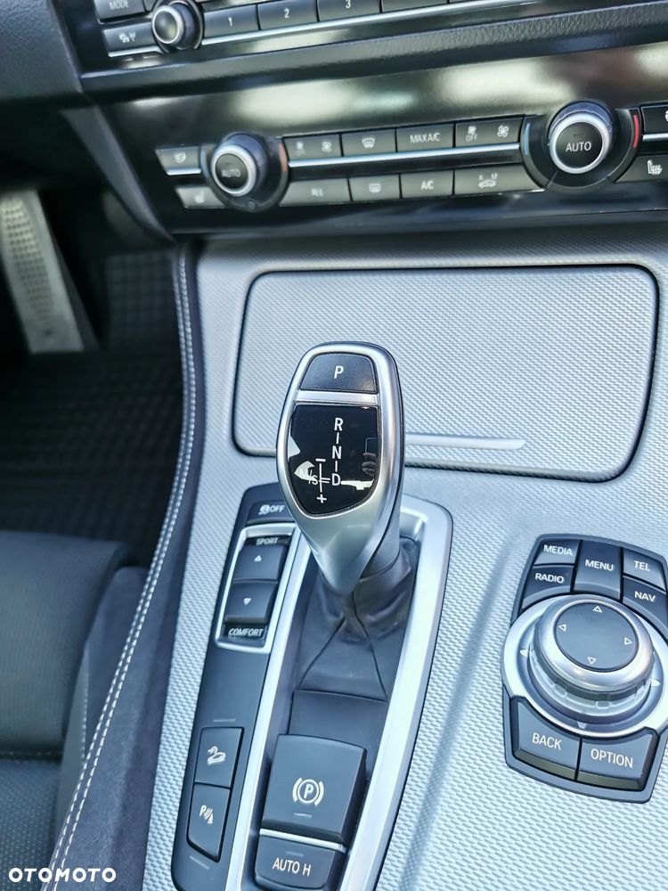 BMW Seria 5 525d xDrive - 32
