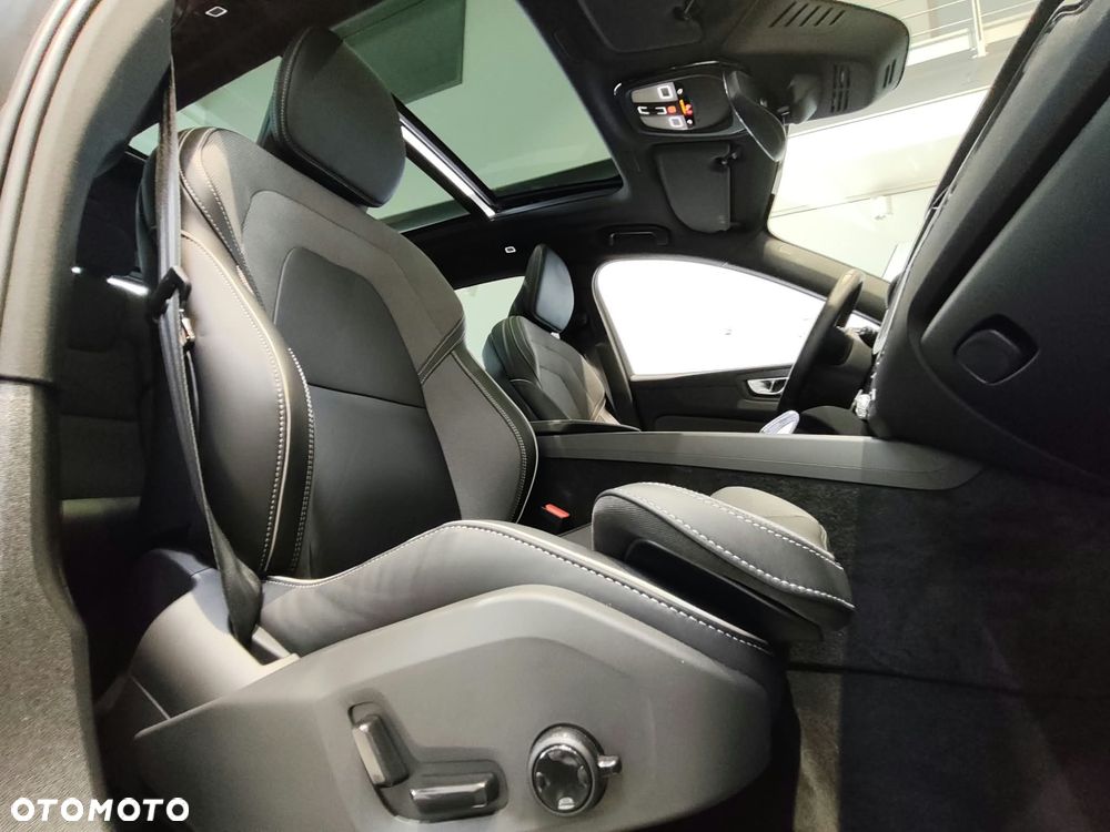 Volvo XC 60 T6 Plug-In Hybrid AWD Plus Black Edition - 23
