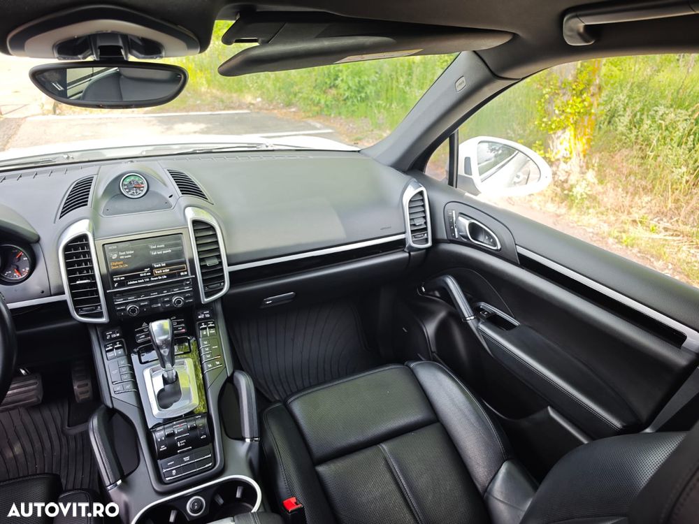 Porsche Cayenne 3.0 L V6 - 12