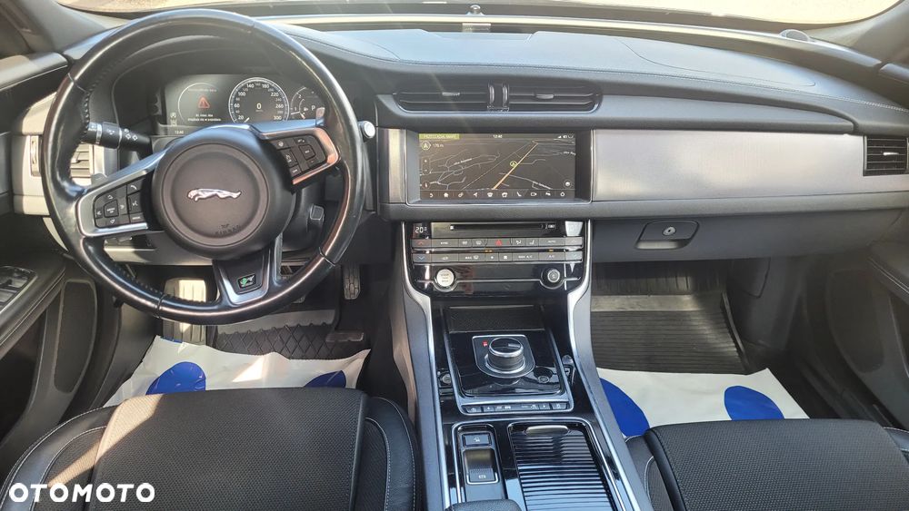 Jaguar XF 20d Portfolio - 11