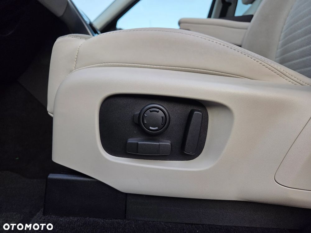Land Rover Discovery 3.0 D250 mHEV SE - 31