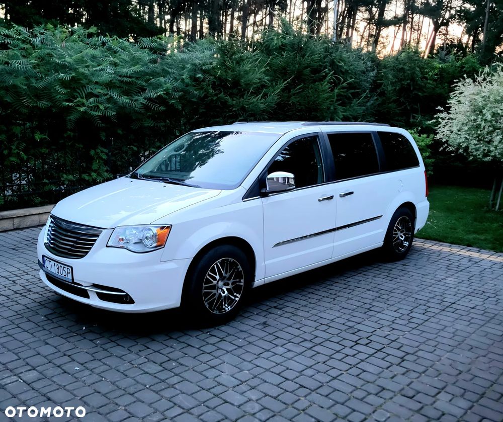 Chrysler Town & Country - 7