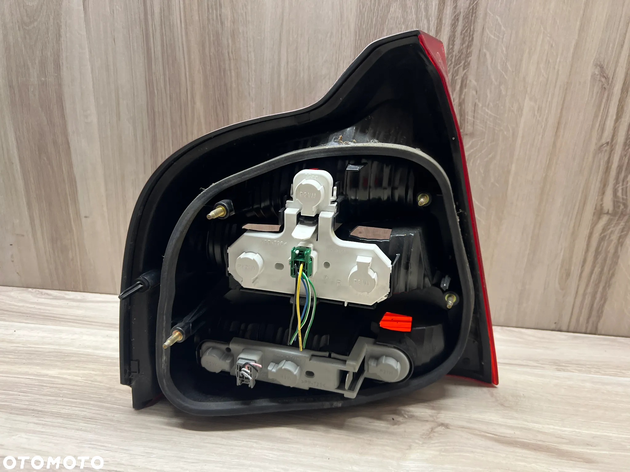 LAMPA TYLNA PRAWA VOLVO S80 - 2