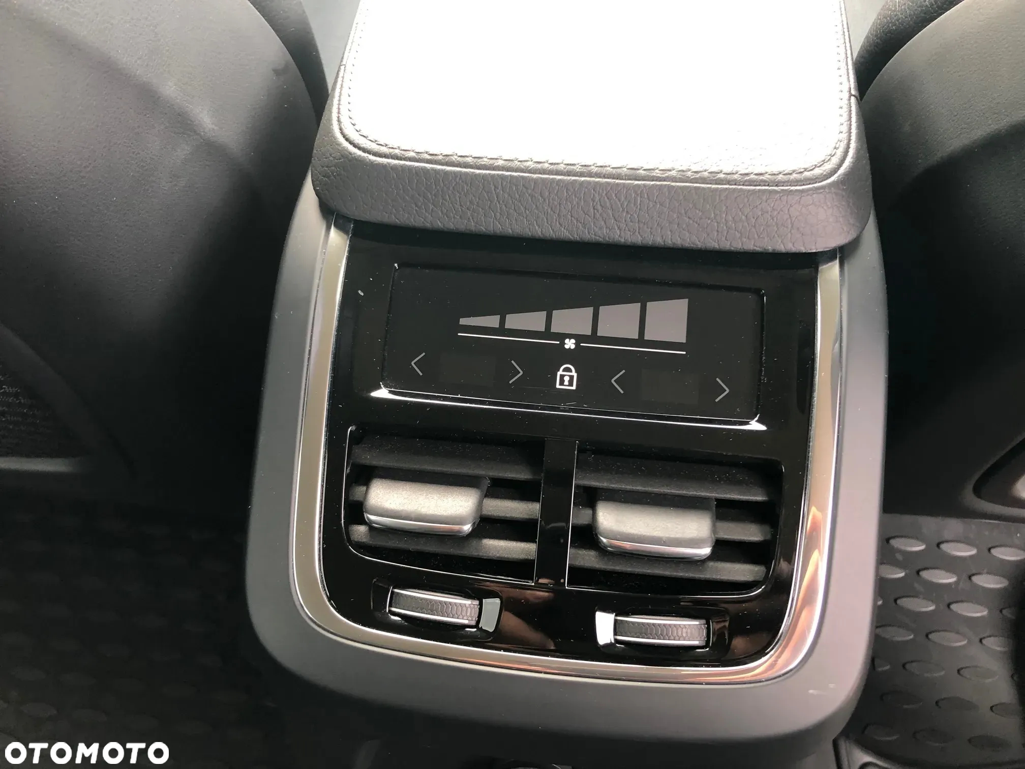 Volvo XC 90 T8 AWD Plug-In Hybrid Momentum 7os - 11