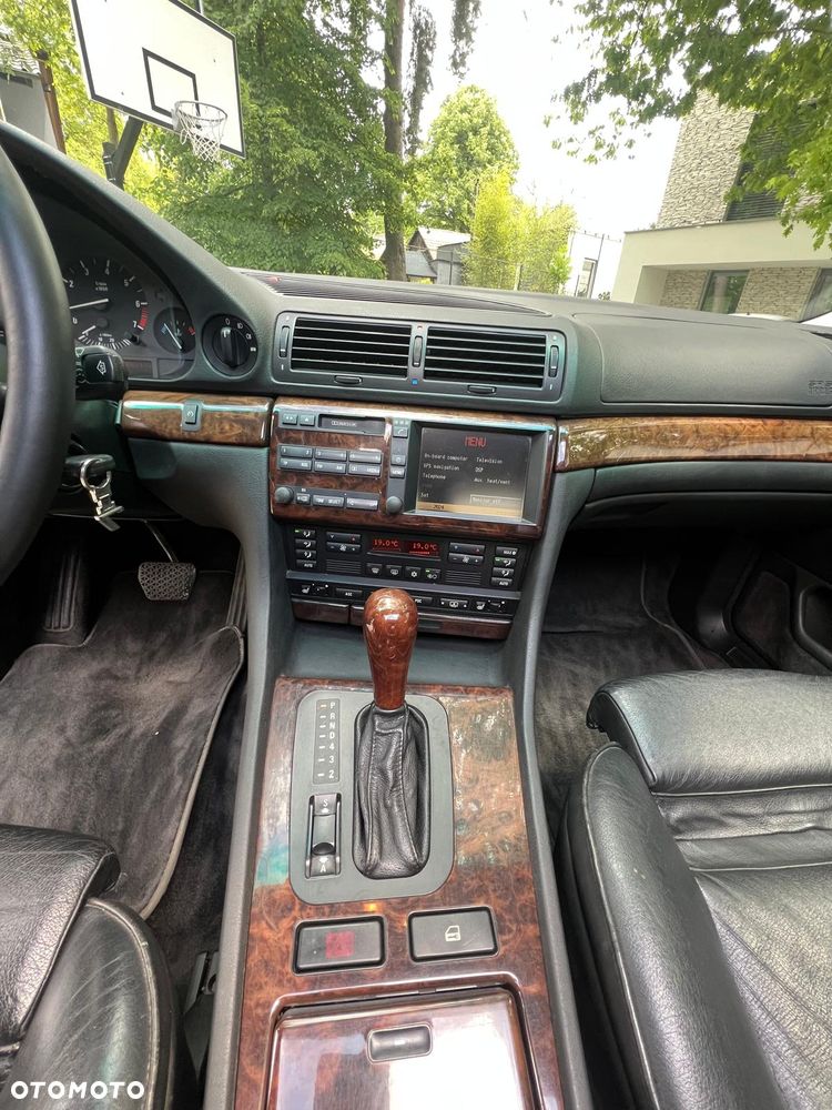 BMW Seria 7 740i V8 - 21