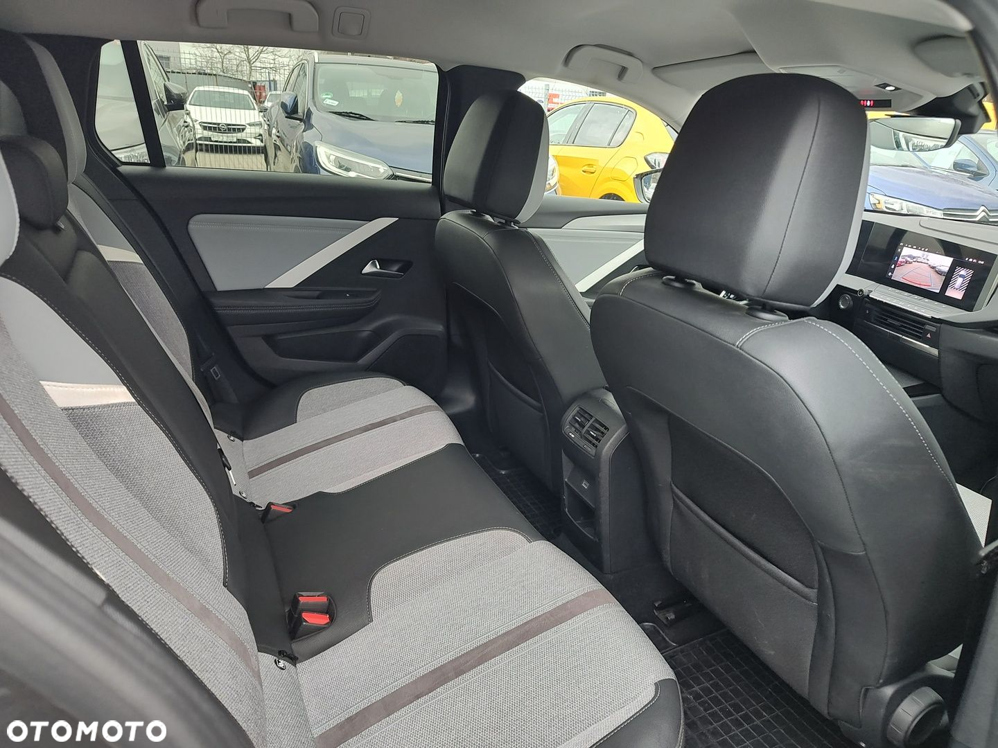 Opel Astra V 1.2 T Elegance S&S - 9