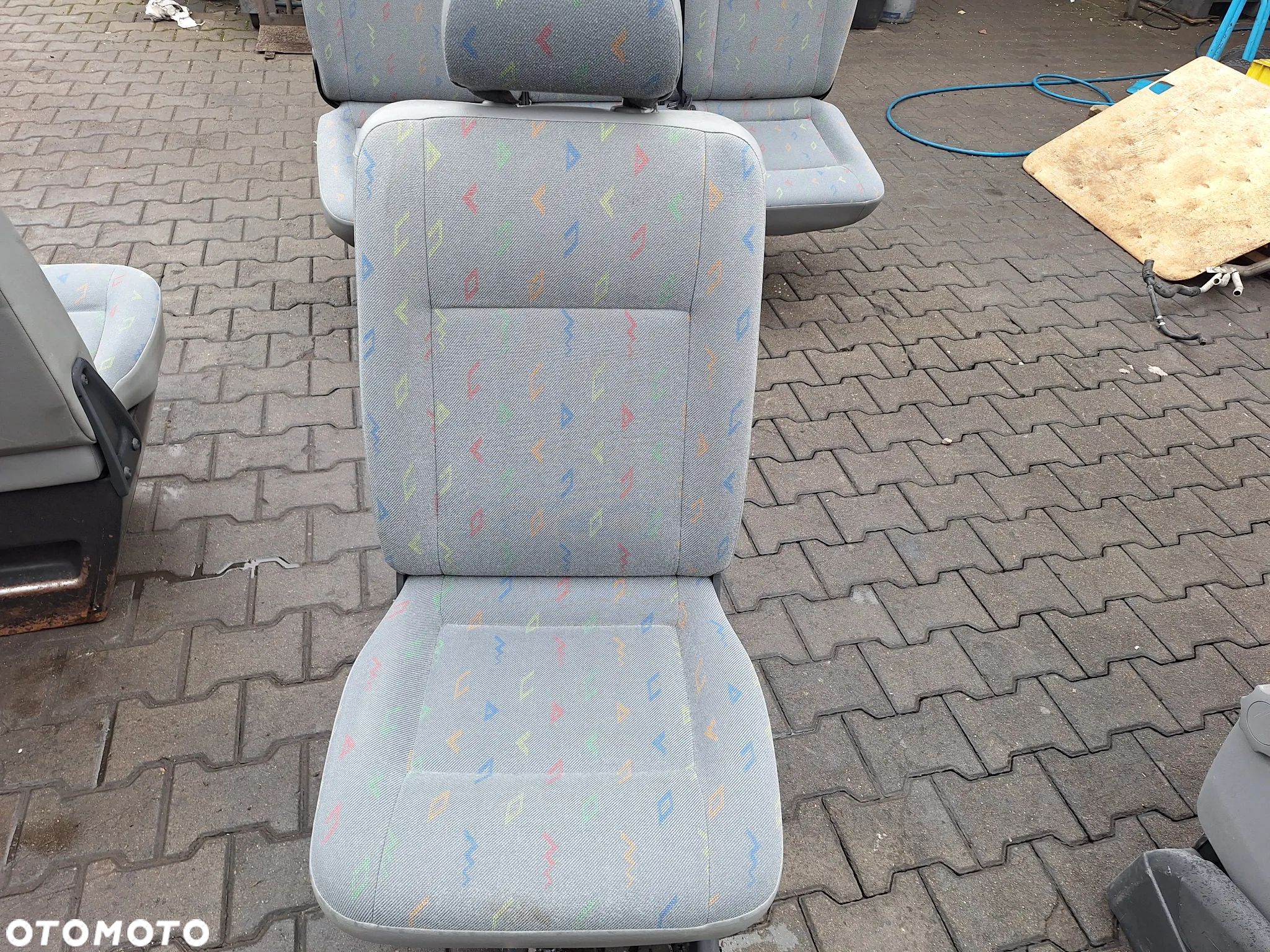 FOTEL KOZIOŁEK PRAWY KANAPA 2 RZĄD  - VW TRANSPORTER T5 CARAVELLE - 1