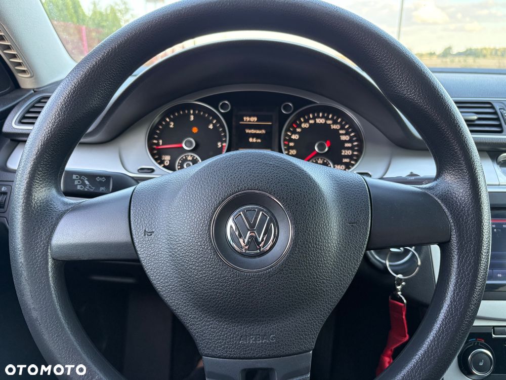 Volkswagen Passat 1.6 TDI DPF BlueMot Comfortline - 8
