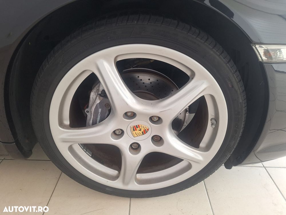 Porsche 911 Carrera 4 - 21