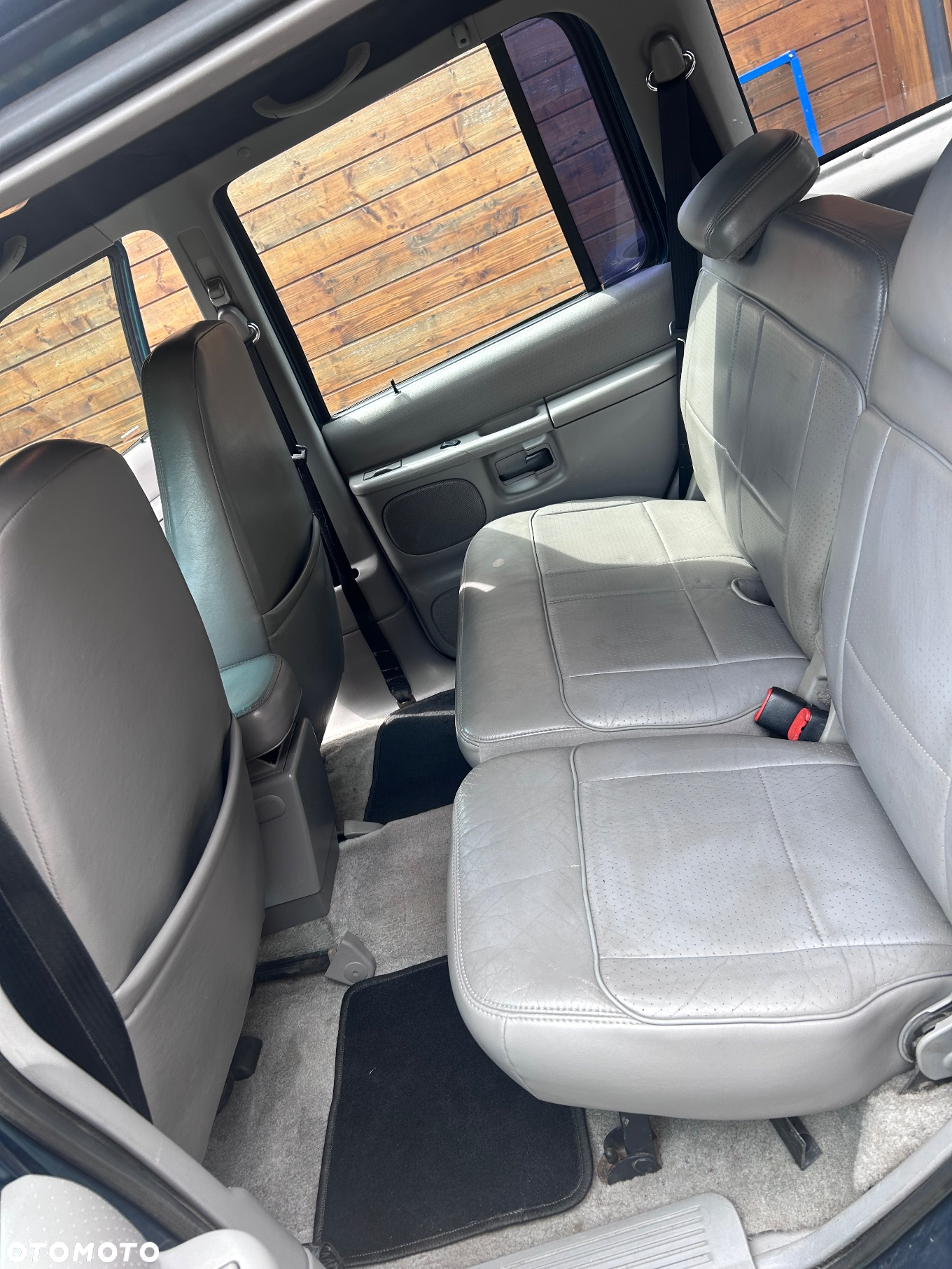 Ford Explorer Standard - 9
