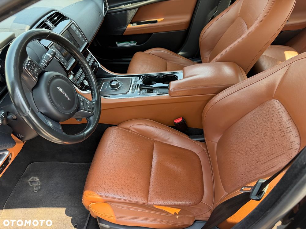Jaguar XE 2.0 T Portfolio - 30