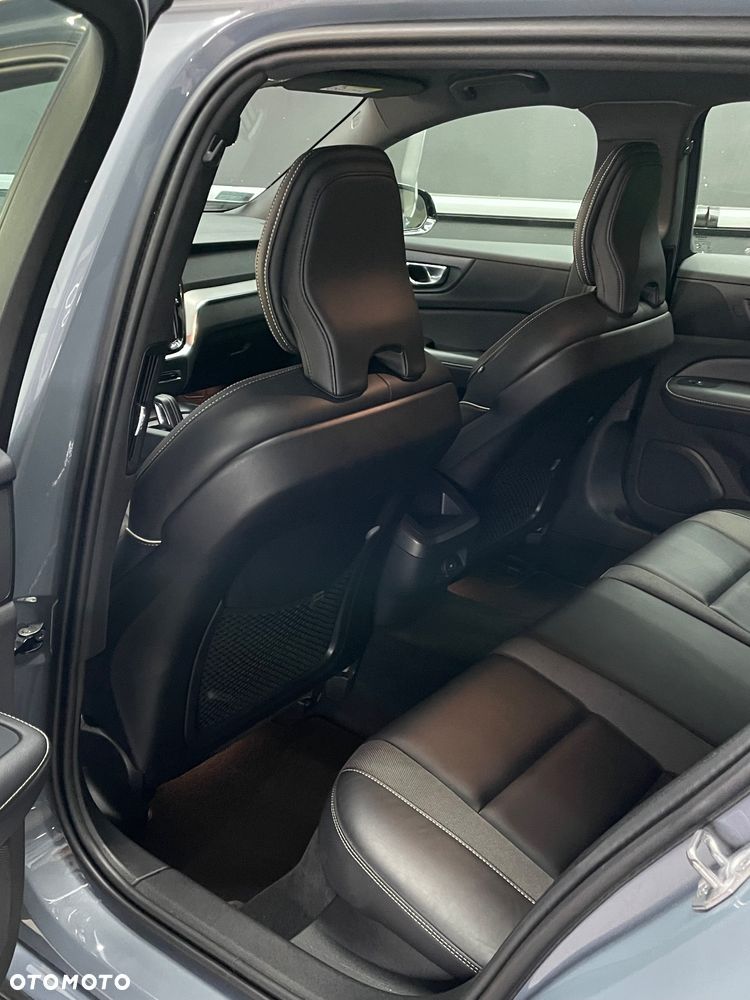Volvo V60 B3 B R-Design - 6