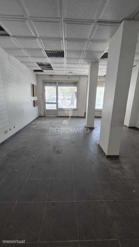 Escritório Duplex com Terraço no Centro do Laranjeiro, Almada