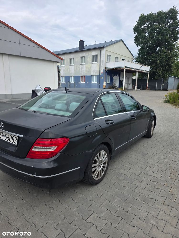 Mercedes-Benz Klasa C 180 CGI BlueEff Elegance - 17