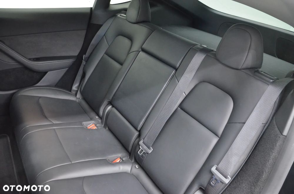 Tesla Model Y Long Range AWD - 13