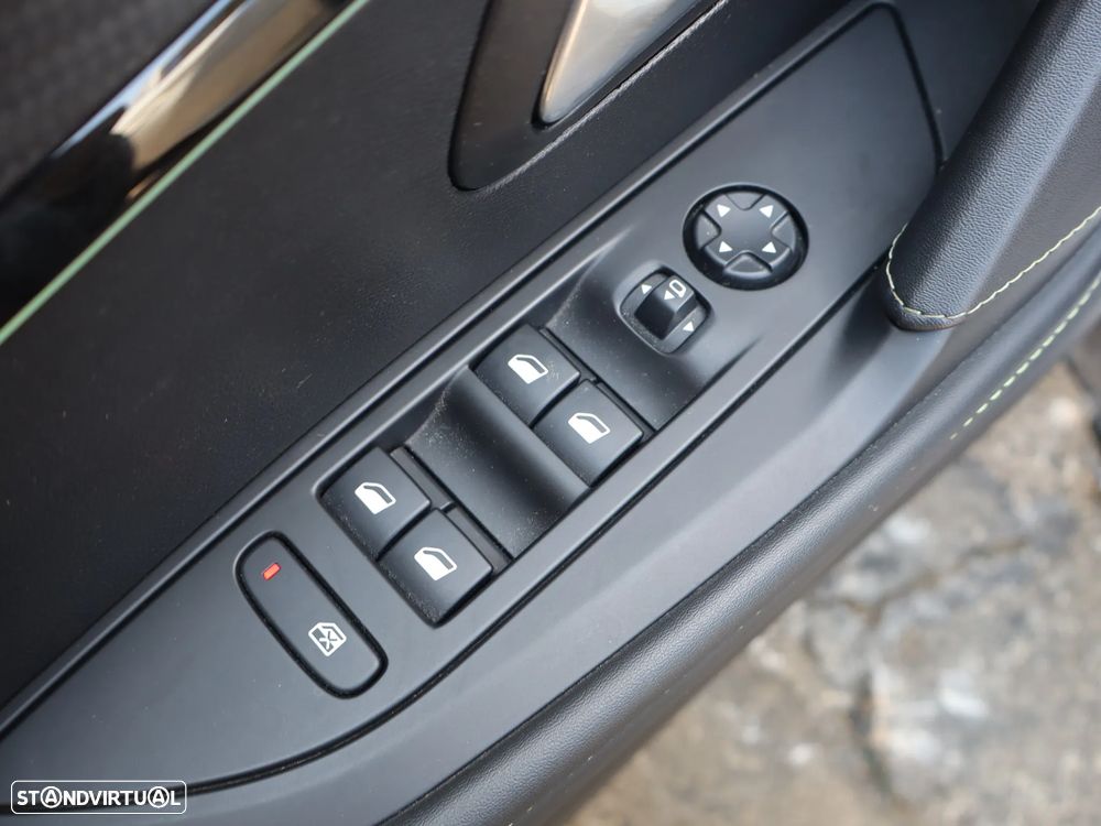 Peugeot e-208 GT - 44