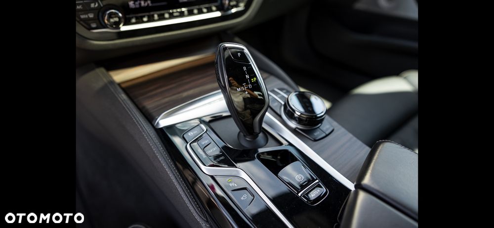 BMW Seria 5 M550i xDrive - 24