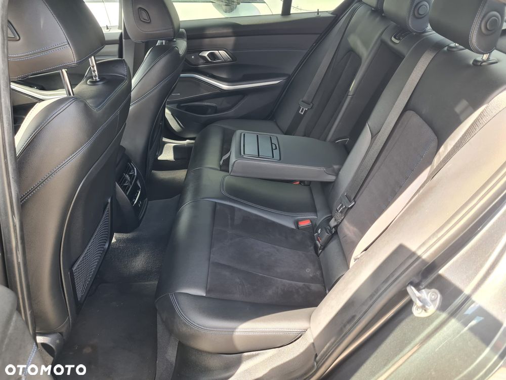 BMW Seria 3 330e M Sport - 23