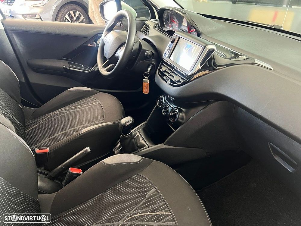 Peugeot 208 - 12