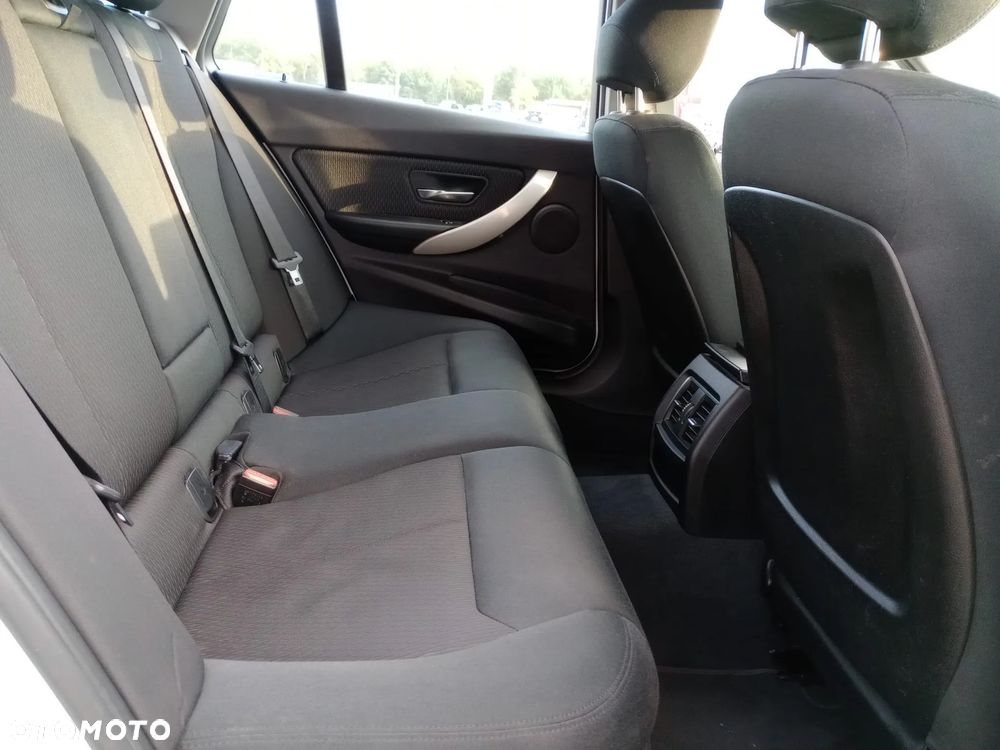 BMW Seria 3 318i - 27