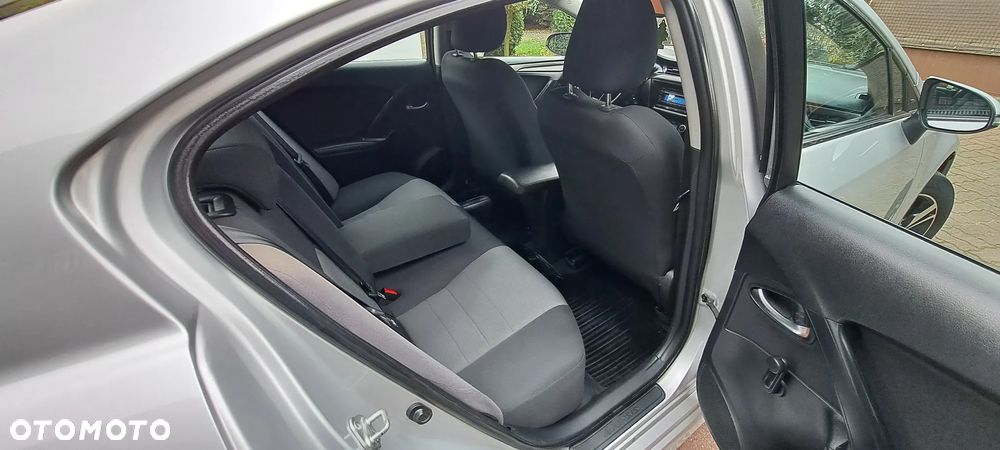 Toyota Avensis 1.6 Active - 13