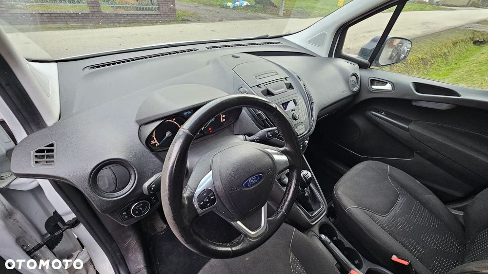 Ford Transit Courier - 28