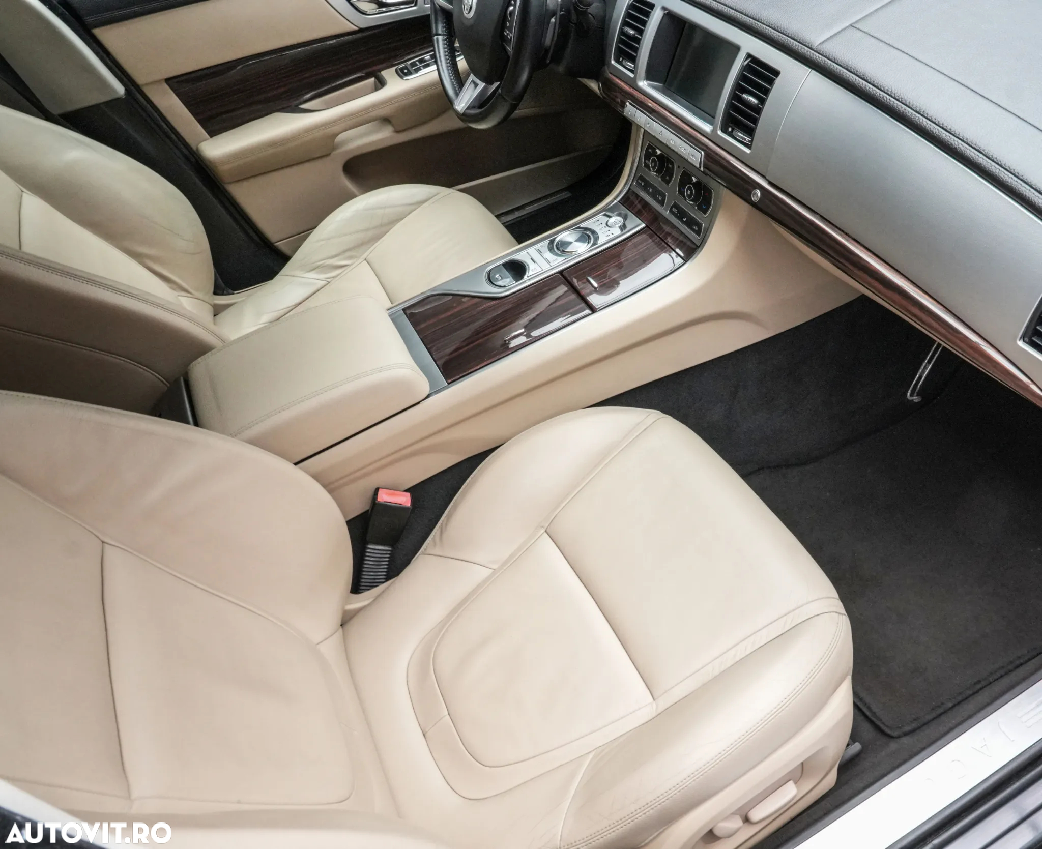 Jaguar XF 2.2D Premium Luxury - 12