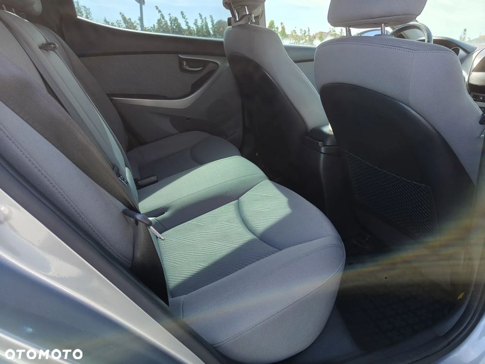 Hyundai Elantra 1.6 Comfort - 8