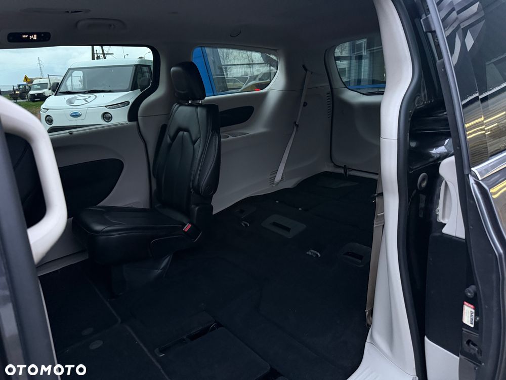 Chrysler Pacifica - 16