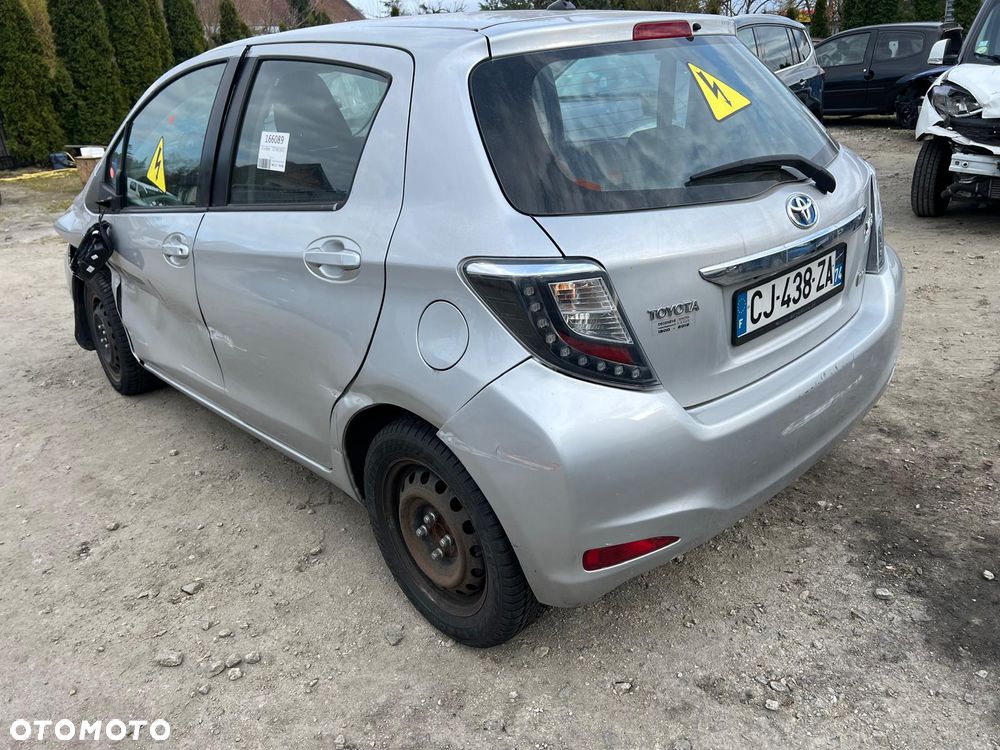 Toyota Yaris Hybrid 100 Premium - 8