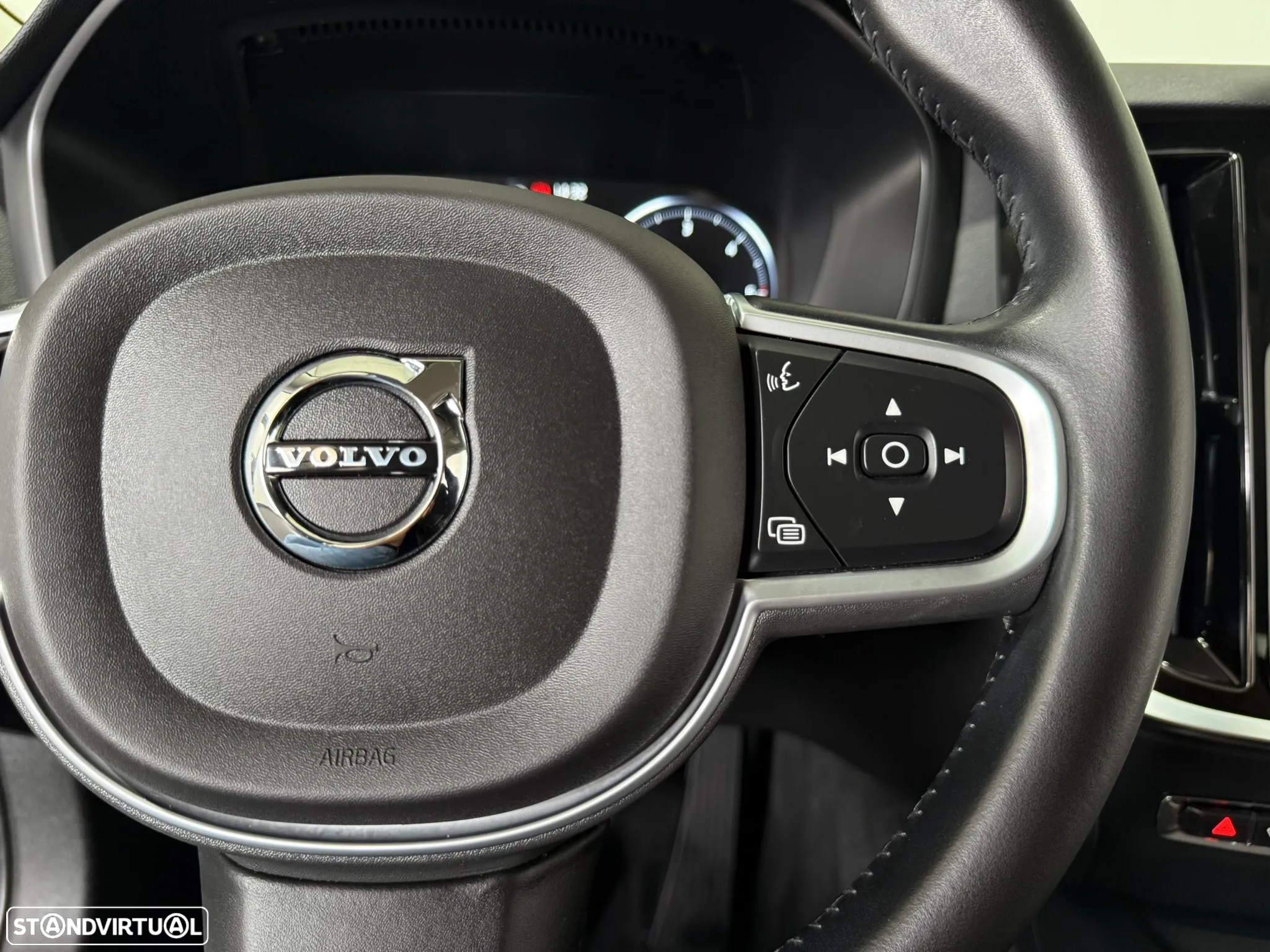 Volvo V60 2.0 B4 Momentum Geartronic - 24
