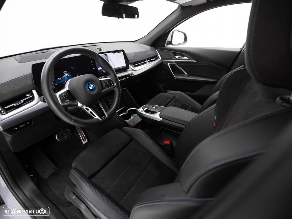 BMW iX2 eDrive20 Pack Desportivo M - 7