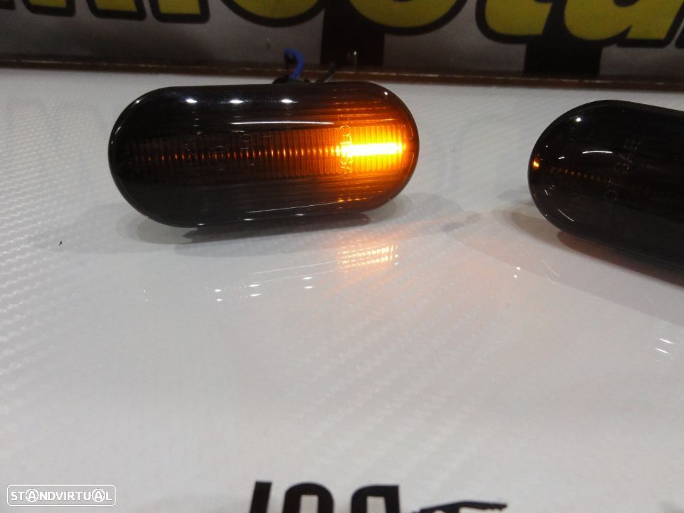 Pisca farolins laterais led dinâmico fundo preto VW Bora, Golf 3, Golf 4, Lupo, Passat 35i, 3B, Passat 3BG, Polo 6N, 6N2, 9N, 9N2, Caddy, Sharan, Vento, Jetta, Eos, Amarok, T5, Camper, Up, E-up, Ford C-Max 2/07-, Fiesta MK6, 11/01-, Focus MK2, 11/04-3/07, Fusion, 8/02-, Galaxy, 3/95-4/00, Seat Alhambra, Cordoba, Ibiza 6K, 6L, 6J, Leon 1M, 1P, Toledo - 13