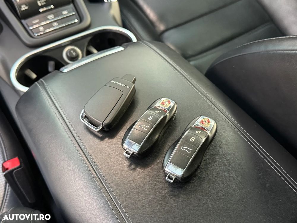 Porsche Cayenne 4.8 L Turbo - 22