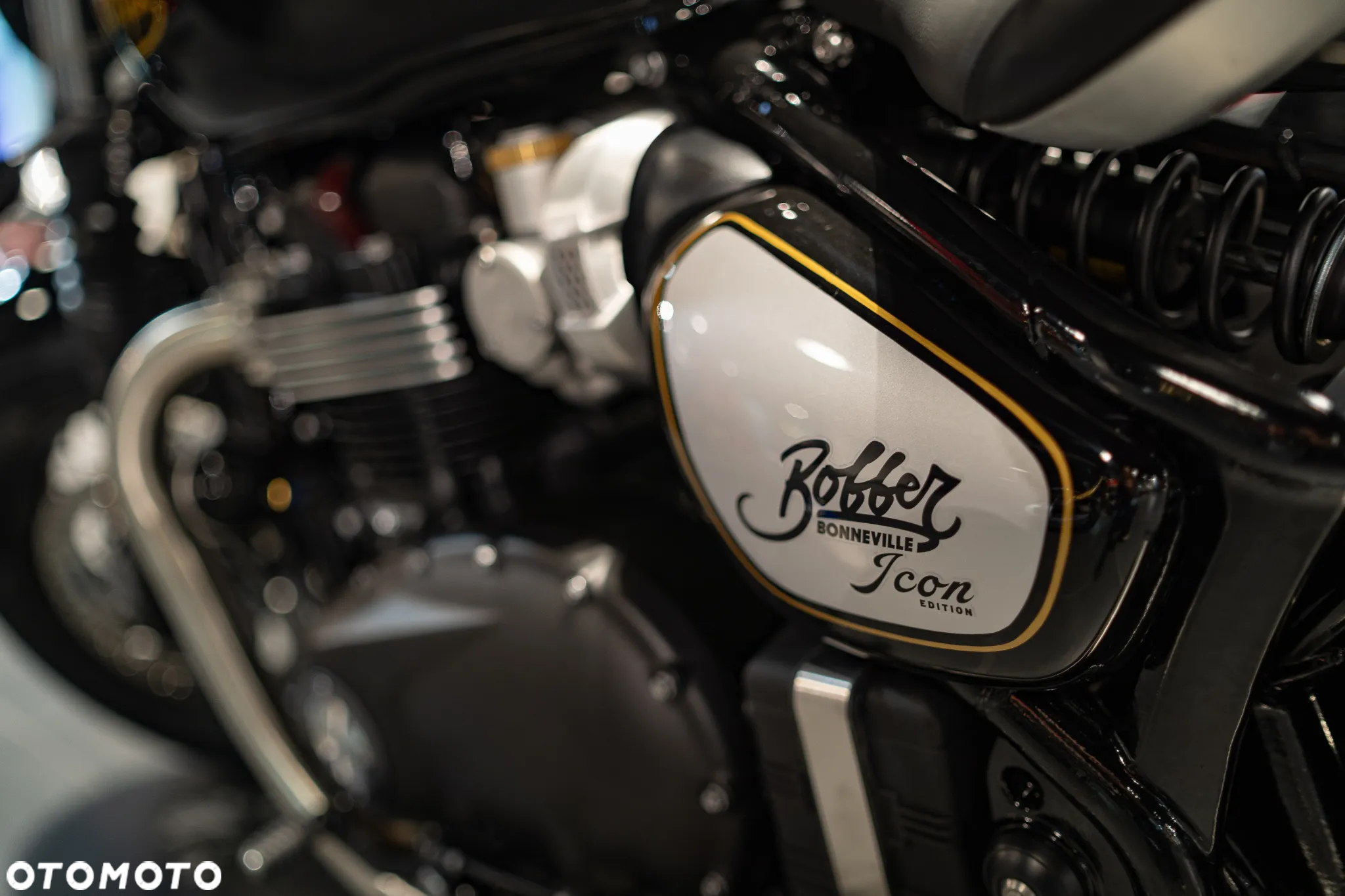 Triumph Bonneville Bobber - 12
