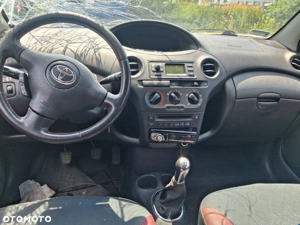 Toyota Yaris I 1 Lift silnik 1.4 Diesel D4D 90KM 1ND skrzynia biegów C153 drzwi maska zderzak błotnik lusterko 1DZ Grey Metallic Mercury lampa alternator rozrusznik czujnik regulator panel sterownik moduł mechanizm przewód wąż pompa maglownica zwrotnica wahacz mcperson amortyzator belka sanki tłumik wydech listwa osłona kokpit podsufitka podszybie boczek fotel fotele lewarek wybierak linka zbiorniczek kolektor stacyjka kierownica klamka zamek zacisk hamulcowy czujnik doładowania przepustnica przepływomierz półoś blenda klamka światło lampa hak holowniczy odpinany sprężarka filtr włącznik przełącznik manetki przewód rura felgi felga koło wiązka elektryczna NA CZĘŚCI WSZYSTKIE CZĘŚCI - 7