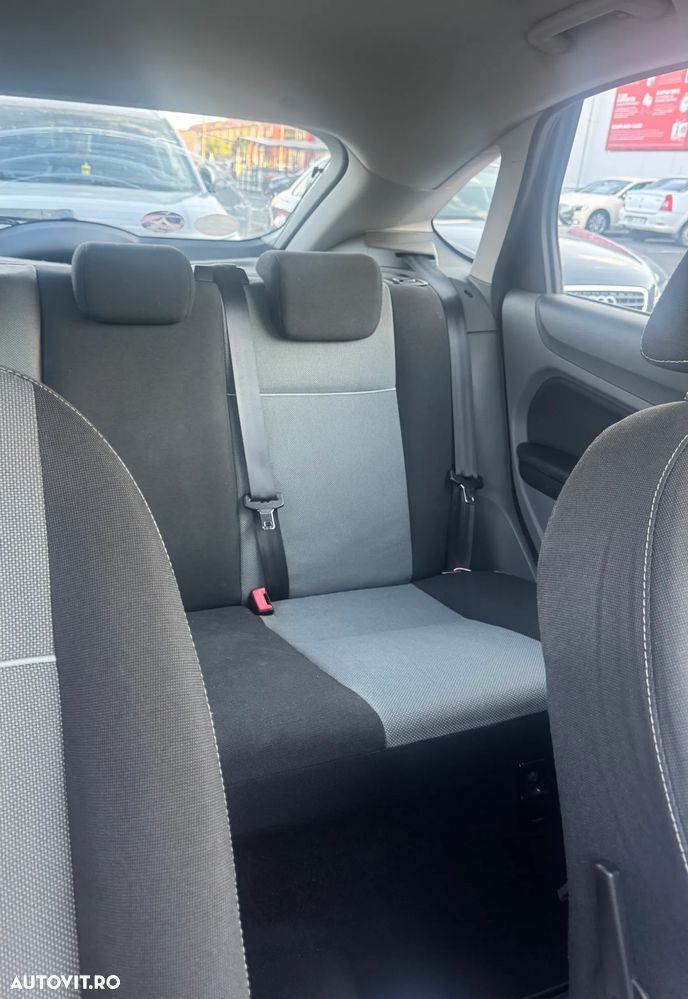 Ford Focus 1.4i Trend - 10