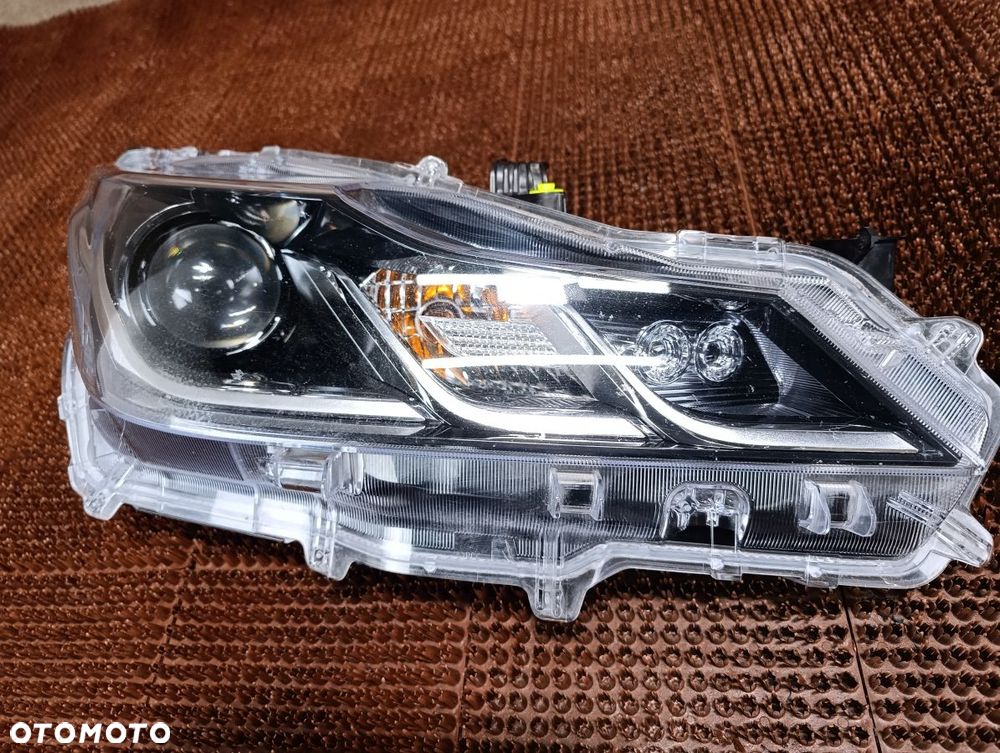 TOYOTA COROLLA E21 Sedan od 2022r Lampa Przód Prawa Lewa - 2