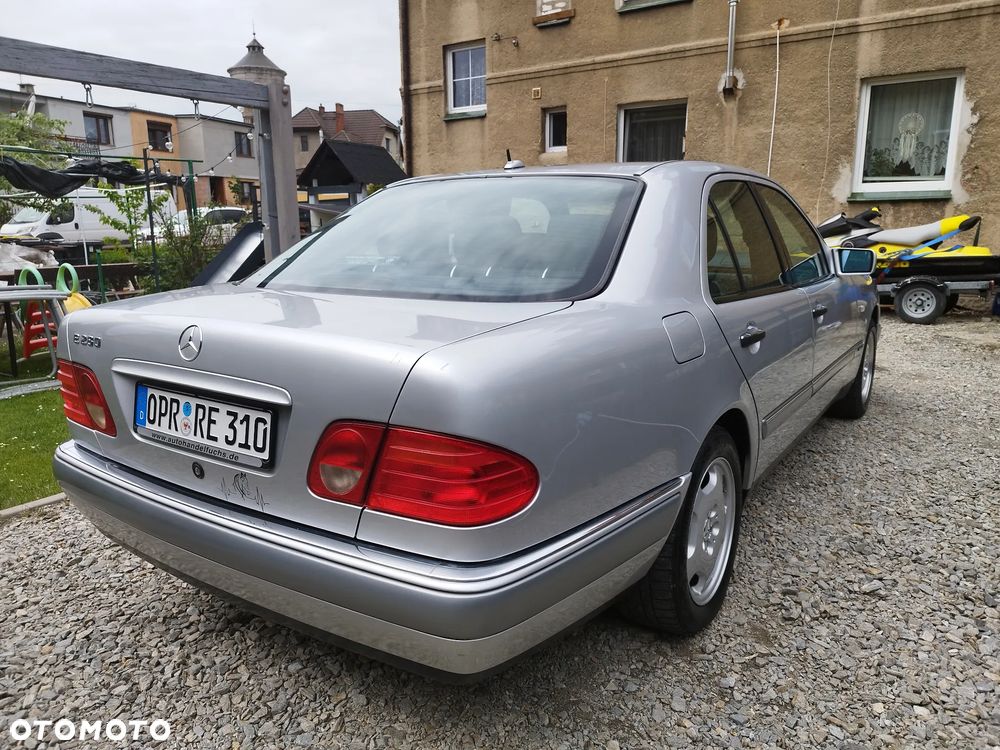 Mercedes-Benz 280 - 17