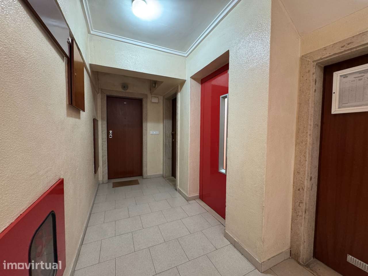 T2 totalmente remodelado em Corroios | 74,41 m2 + arrecadação de 8 m2 - Grande imagem: 3/29