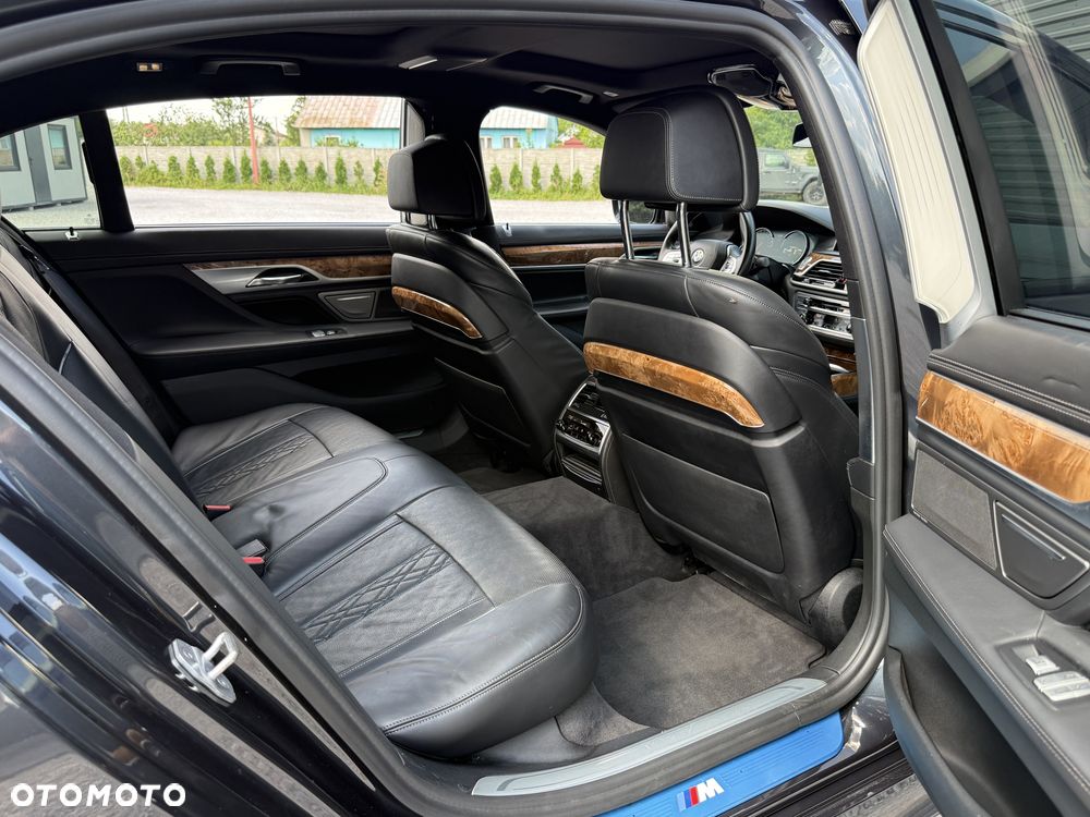 BMW Seria 7 750Li xDrive - 29