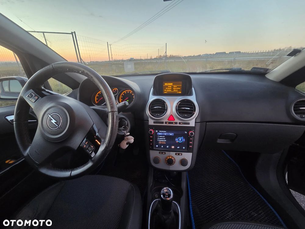 Opel Corsa 1.4 16V Cosmo - 8