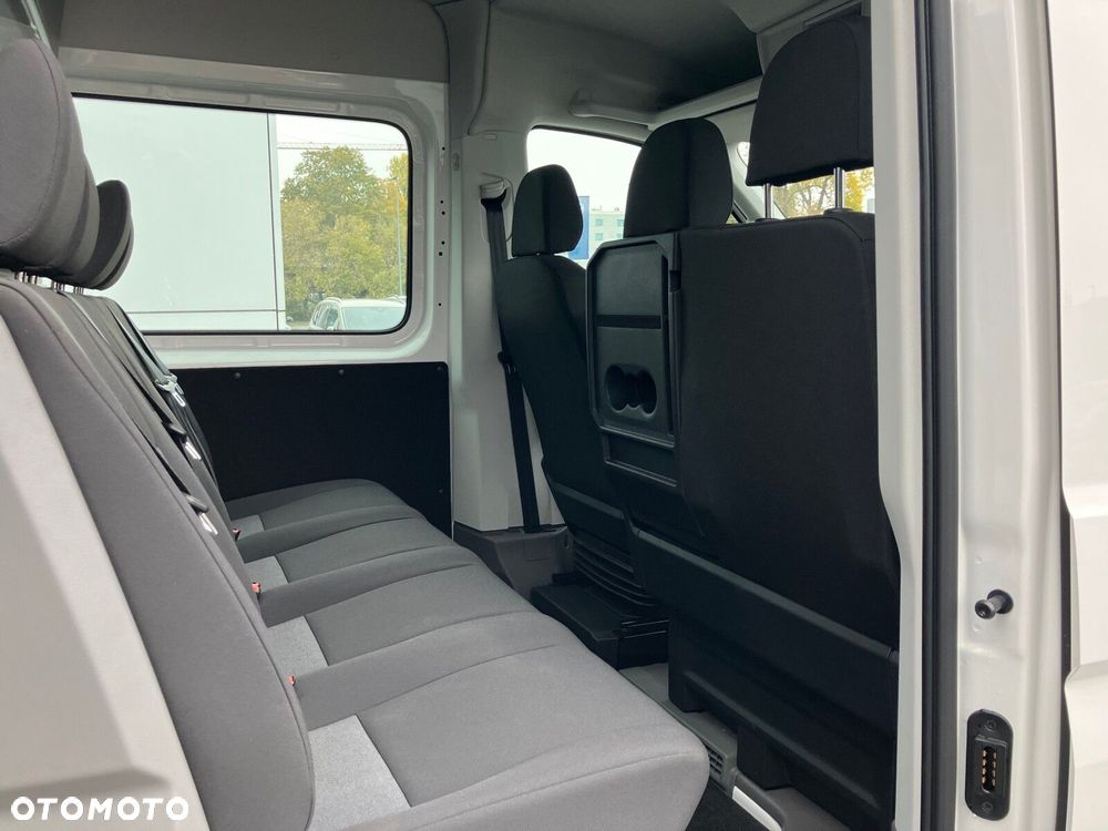 Volkswagen Crafter Crafter 35 Furgon z wysokim dachem silnik: 2,0 l EURO VI SCR 163 KM / skrzynia biegów: Przedni napęd automatyczna 8-biegowa rozstaw osi: 4490 mm - 17