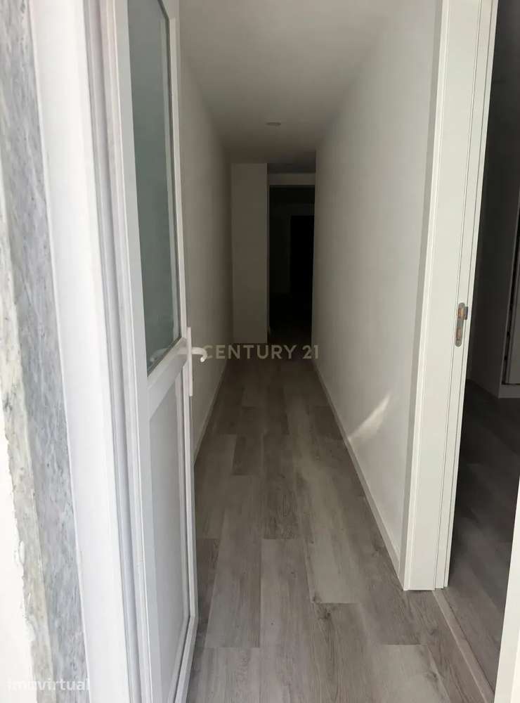 Moradia T2 totalmente remodelada com suíte e churrasqueira no Barreiro - Grande imagem: 4/22