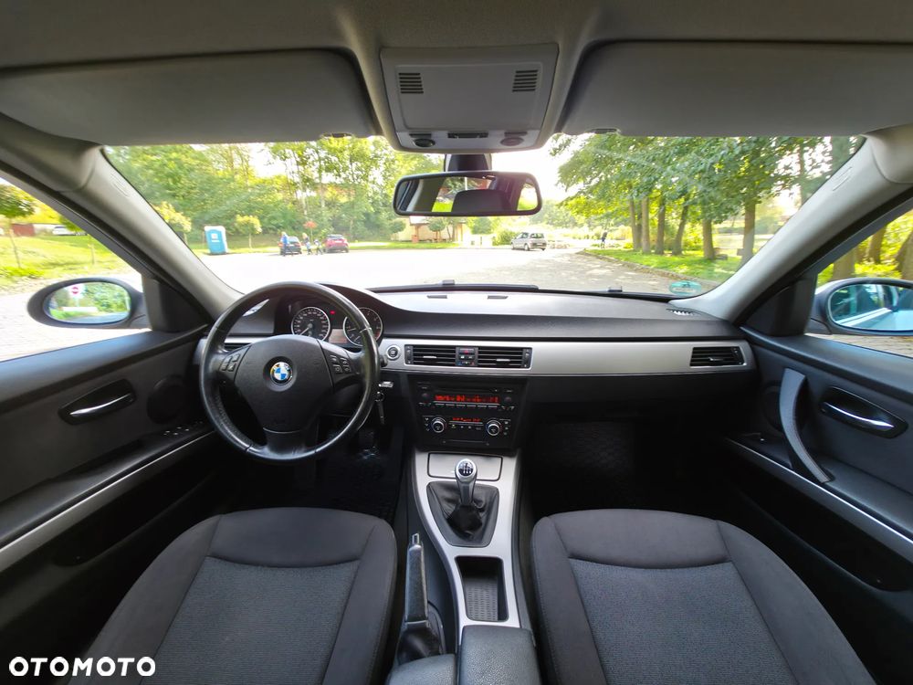 BMW Seria 3 318i Touring - 22