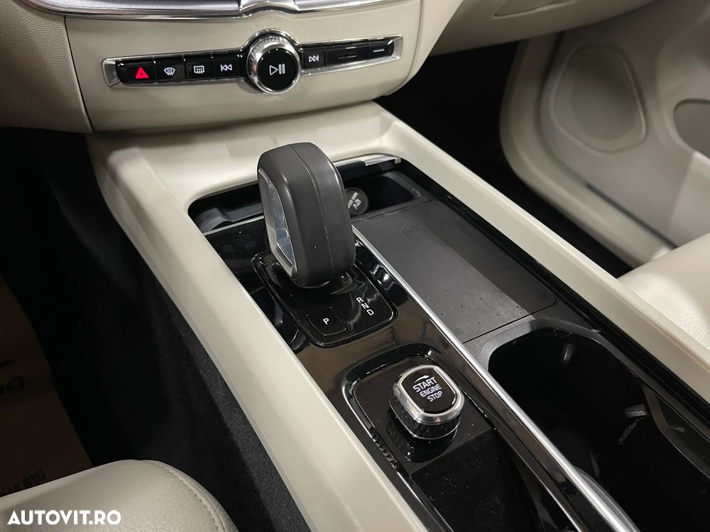 Volvo XC 60 B4 MHEV AT8 AWD Momentum - 20