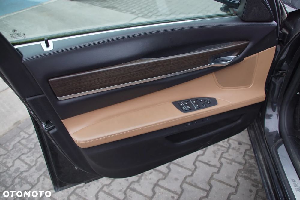 Pojazd na części BMW F01 750i Long xDrive, rocznik 2011 BLACK SAPPHIRE METALLIC (475) XCL.LEDER NAPPA ERW./D5 SATB HELL (NAD5) silnik N63B44O0 skrzynia GA6HP-26Z drzwi klapa szyba fotele long amortyzator - 8
